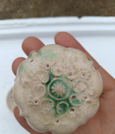 古玩陶瓷五代磁州窯白釉綠彩菱花口粉盒真品鑒賞圖