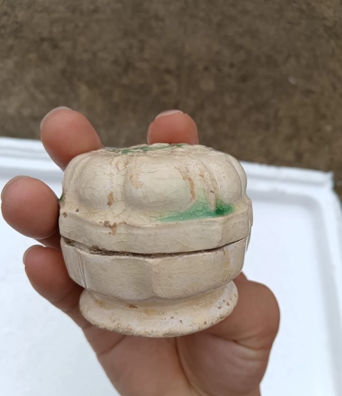 古玩陶瓷五代磁州窯白釉綠彩菱花口粉盒真品鑒賞圖