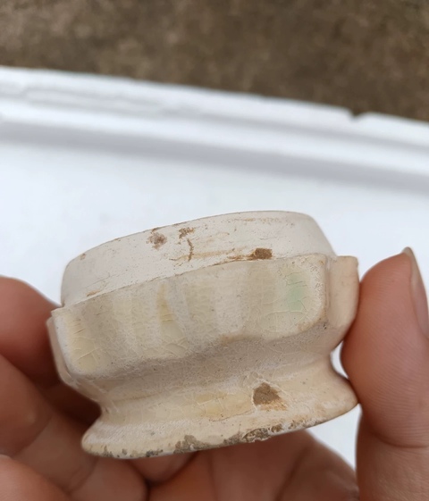 古玩陶瓷五代磁州窯白釉綠彩菱花口粉盒真品鑒賞圖