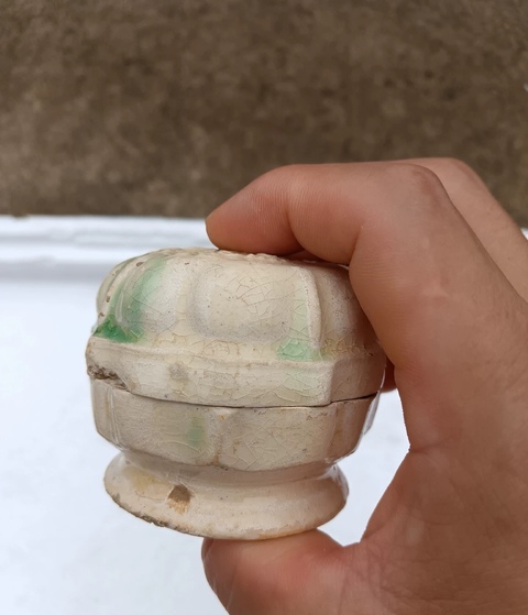 古玩陶瓷五代磁州窯白釉綠彩菱花口粉盒真品鑒賞圖