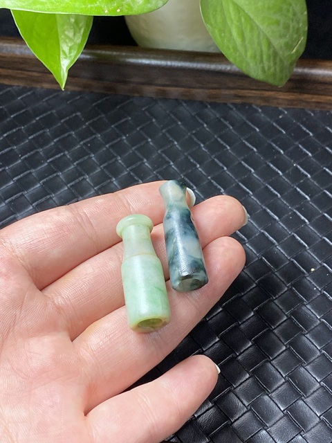 古玩玉器清代翡翠雕“素紋煙嘴”拍賣,當前價格1600元
