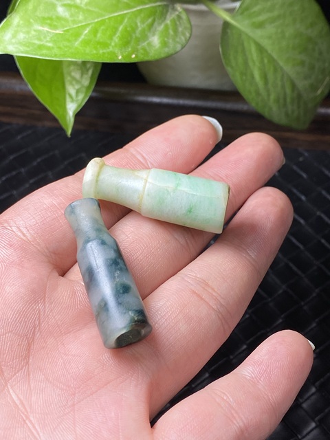古玩玉器清代翡翠雕“素紋煙嘴”拍賣,當前價格1600元