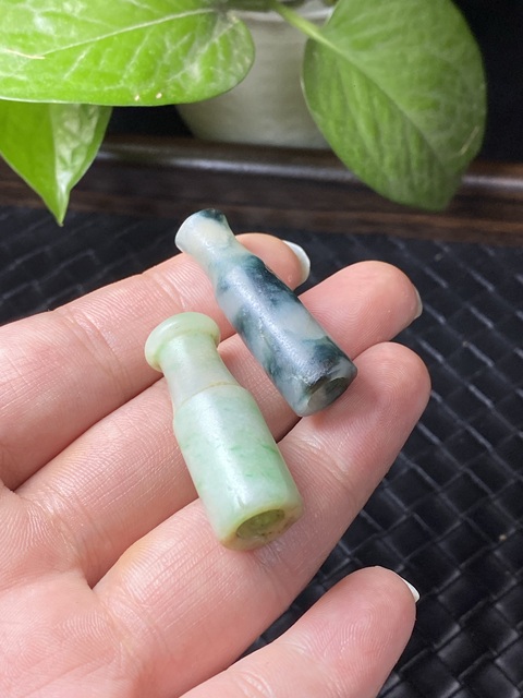 古玩玉器清代翡翠雕“素紋煙嘴”拍賣,當前價格1600元