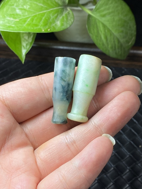 古玩玉器清代翡翠雕“素紋煙嘴”拍賣,當前價格1600元