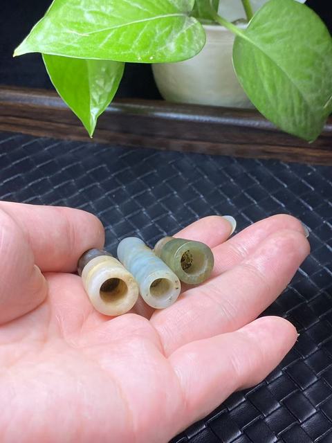 古玩玉器清代翡翠雕“素紋煙嘴”拍賣,當前價格1900元