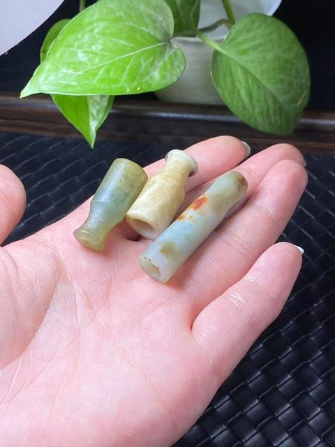 古玩玉器清代翡翠雕“素紋煙嘴”拍賣,當前價格1900元