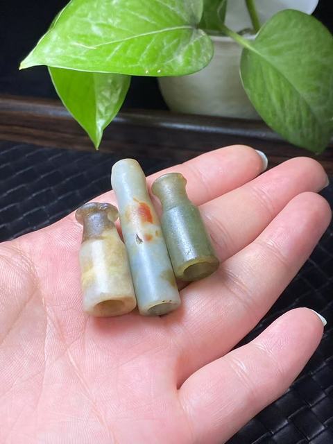 古玩玉器清代翡翠雕“素紋煙嘴”拍賣,當前價格1900元