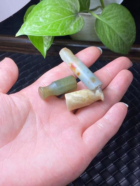 古玩玉器清代翡翠雕“素紋煙嘴”拍賣,當前價格1900元