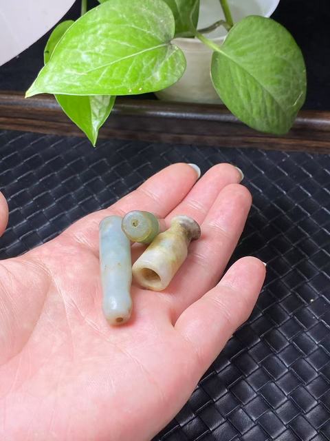 古玩玉器清代翡翠雕“素紋煙嘴”拍賣,當前價格1900元