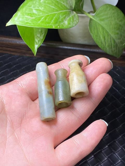 古玩玉器清代翡翠雕“素紋煙嘴”拍賣,當前價格1900元