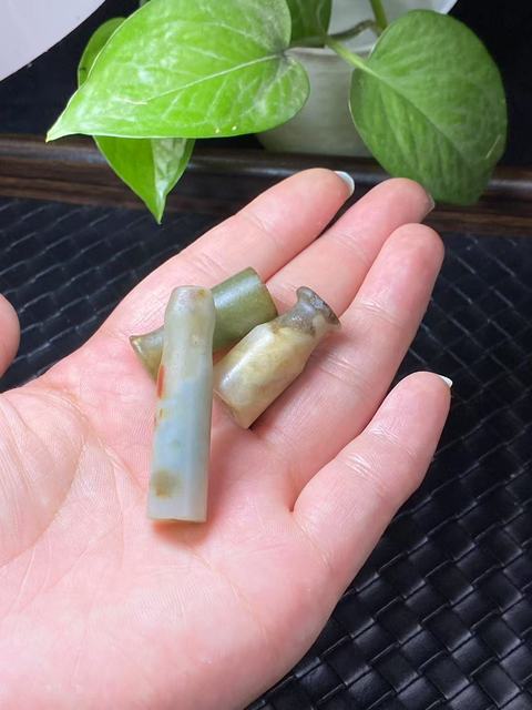 古玩玉器清代翡翠雕“素紋煙嘴”拍賣,當前價格1900元