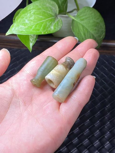 古玩玉器清代翡翠雕“素紋煙嘴”拍賣,當前價格1900元