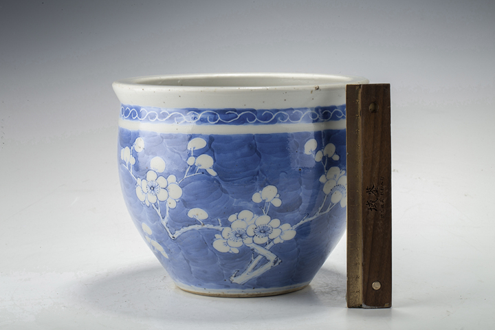 古玩陶瓷清晚·青花留白冰梅紋案拍賣,當前價格816元