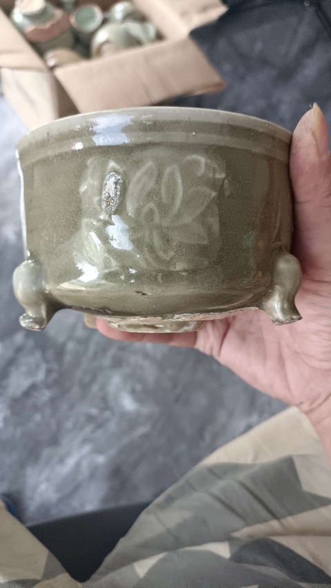 古玩陶瓷龍泉青瓷花卉紋香爐真品鑒賞圖
