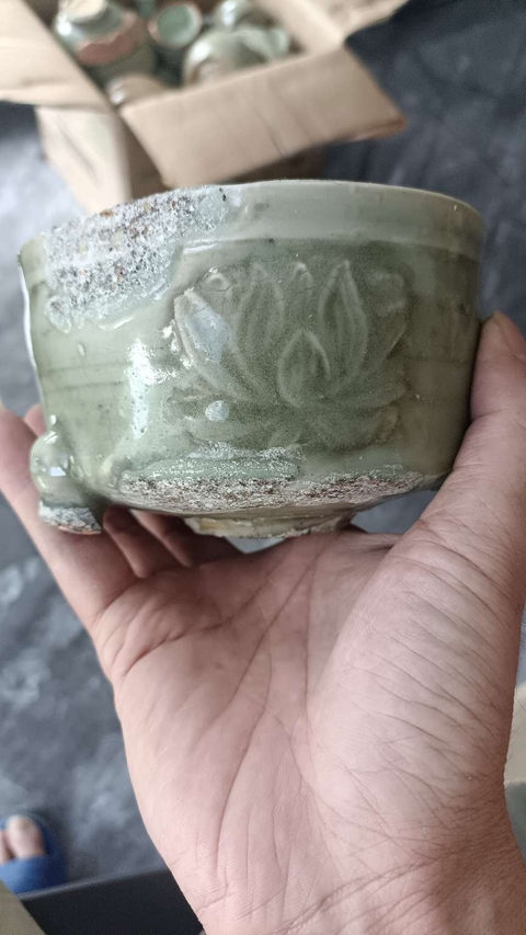 古玩陶瓷龍泉青瓷花卉紋香爐真品鑒賞圖