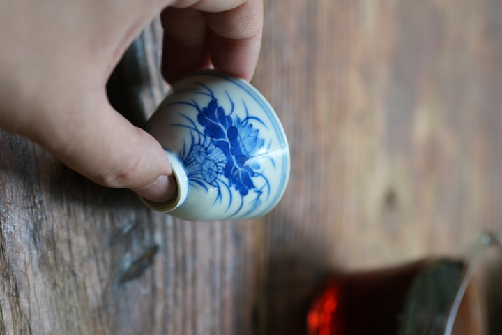 古玩陶瓷花鳥紋青花杯真品鑒賞圖