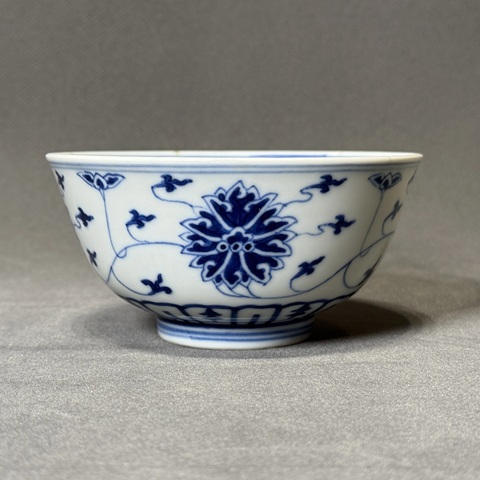 古玩陶瓷青花纏枝花卉紋碗真品鑒賞圖