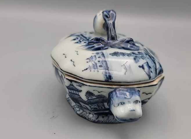 古玩陶瓷青花山水紋蓋盒真品鑒賞圖
