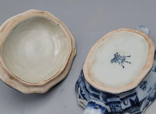 古玩陶瓷青花山水紋蓋盒真品鑒賞圖