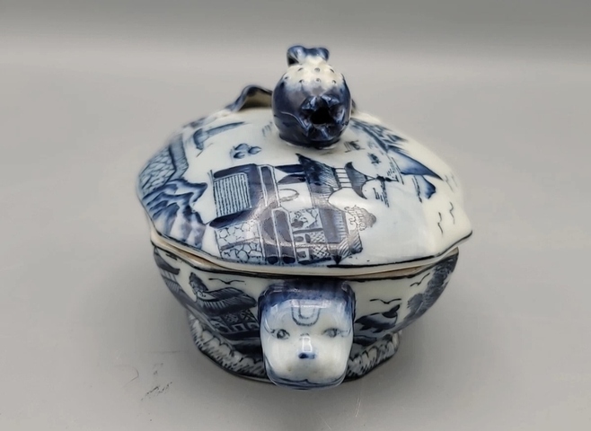 古玩陶瓷青花山水紋蓋盒真品鑒賞圖