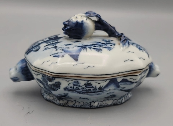 古玩陶瓷青花山水紋蓋盒真品鑒賞圖