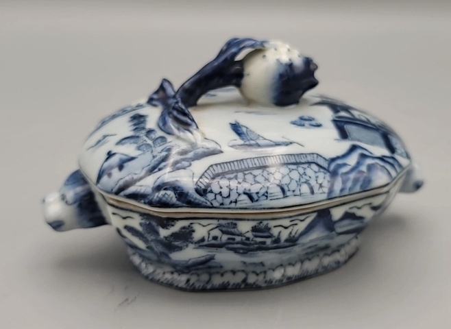 古玩陶瓷青花山水紋蓋盒真品鑒賞圖