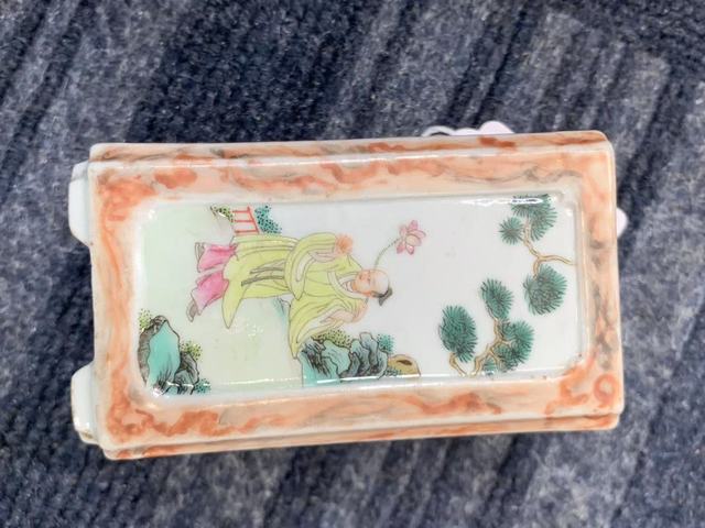 古玩陶瓷人物紋粉彩四方倭角四足筆筒真品鑒賞圖
