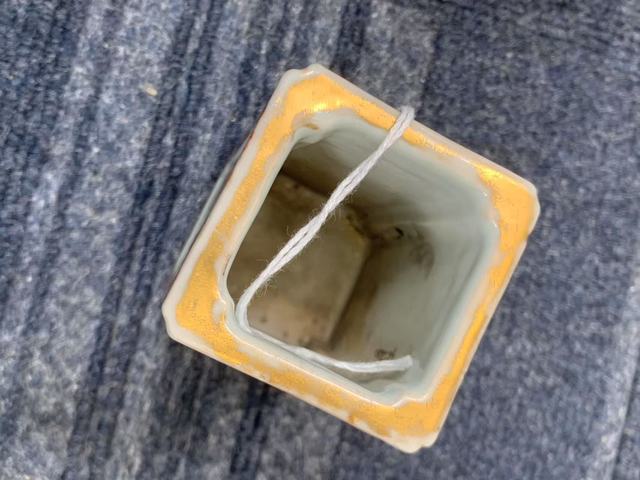 古玩陶瓷人物紋粉彩四方倭角四足筆筒真品鑒賞圖