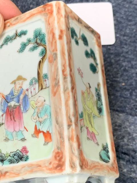 古玩陶瓷人物紋粉彩四方倭角四足筆筒真品鑒賞圖