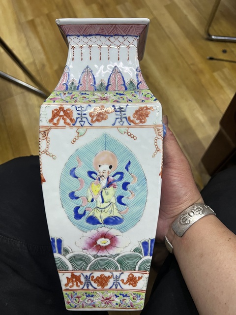 古玩陶瓷粉彩七珍八寶四方撇口瓶真品鑒賞圖