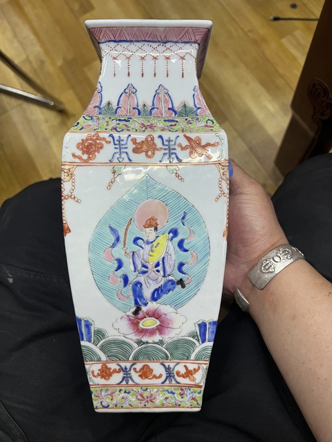 古玩陶瓷粉彩七珍八寶四方撇口瓶真品鑒賞圖