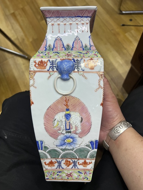 古玩陶瓷粉彩七珍八寶四方撇口瓶真品鑒賞圖