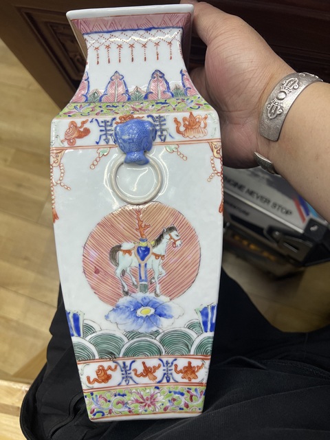 古玩陶瓷粉彩七珍八寶四方撇口瓶真品鑒賞圖
