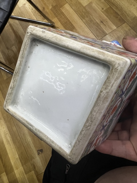 古玩陶瓷粉彩七珍八寶四方撇口瓶真品鑒賞圖