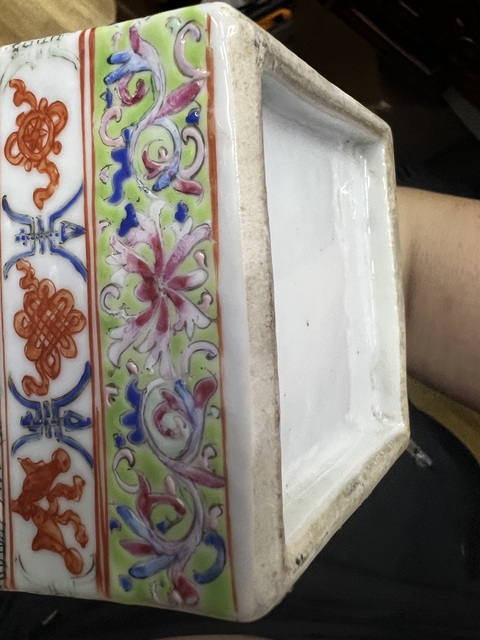 古玩陶瓷粉彩七珍八寶四方撇口瓶真品鑒賞圖