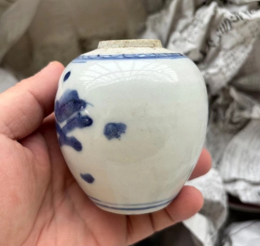 古玩陶瓷青花花卉紋罐真品鑒賞圖