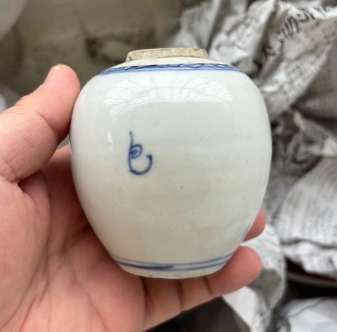 古玩陶瓷青花花卉紋罐真品鑒賞圖