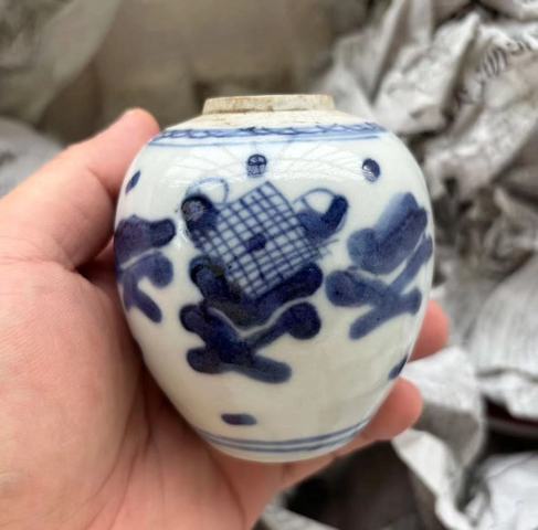 古玩陶瓷青花花卉紋罐真品鑒賞圖