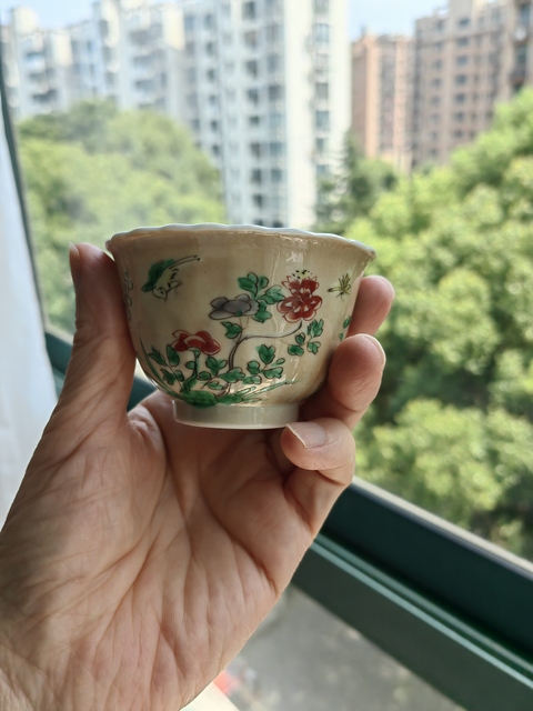 古玩陶瓷米黃釉五彩花卉紋杯真品鑒賞圖