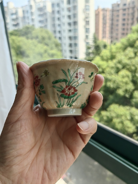 古玩陶瓷米黃釉五彩花卉紋杯真品鑒賞圖