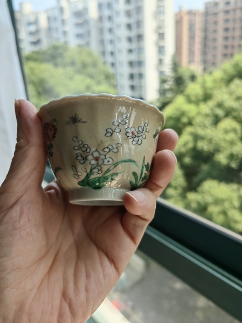 古玩陶瓷米黃釉五彩花卉紋杯真品鑒賞圖