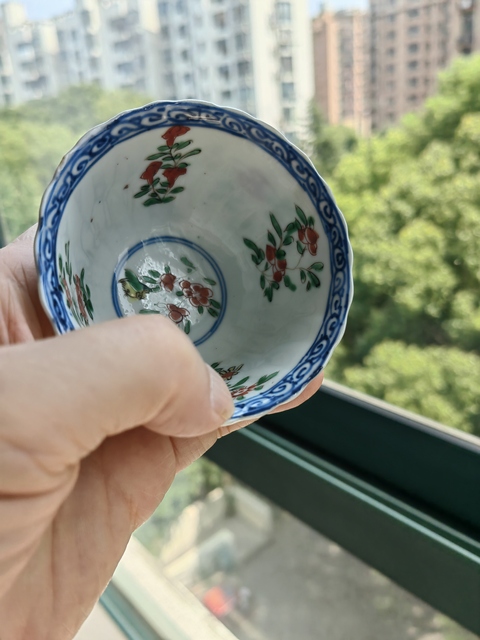 古玩陶瓷米黃釉五彩花卉紋杯真品鑒賞圖