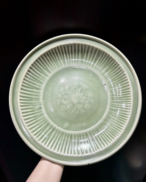 古玩陶瓷明早期龍泉梅子青菊瓣紋盤真品鑒賞圖