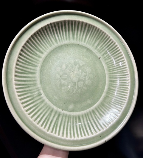 古玩陶瓷明早期龍泉梅子青菊瓣紋盤真品鑒賞圖