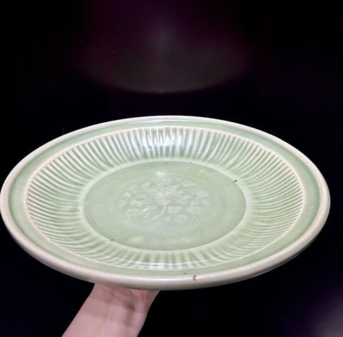 古玩陶瓷明早期龍泉梅子青菊瓣紋盤真品鑒賞圖