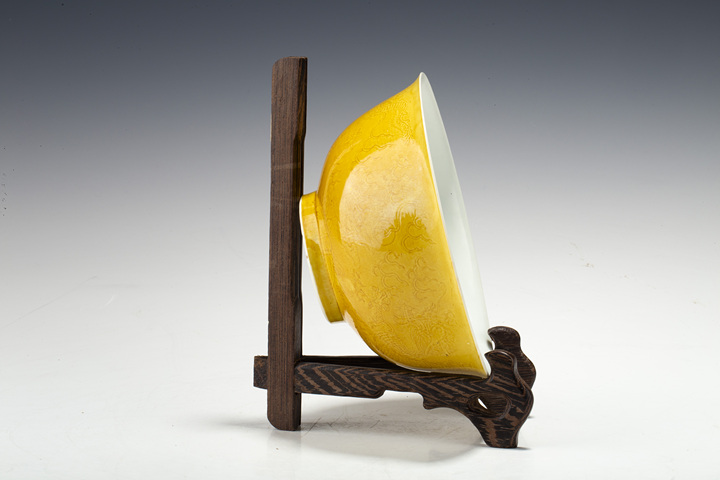 古玩陶瓷清光緒·黃釉暗刻趕珠龍紋碗(官)真品鑒賞圖
