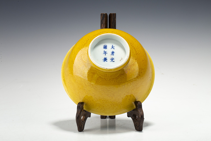 古玩陶瓷清光緒·黃釉暗刻趕珠龍紋碗(官)真品鑒賞圖