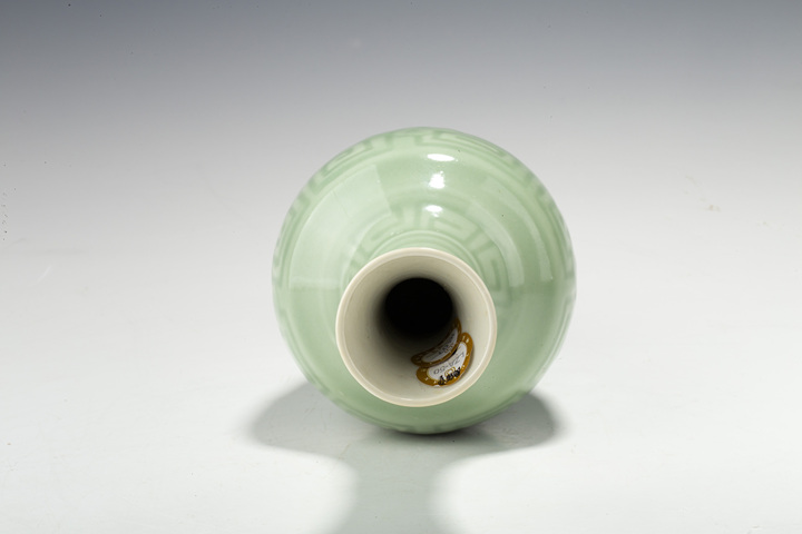 古玩陶瓷清晚·豆青釉暗刻回紋瓶拍賣,當前價格338元