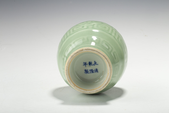 古玩陶瓷清晚·豆青釉暗刻回紋瓶拍賣,當前價格338元