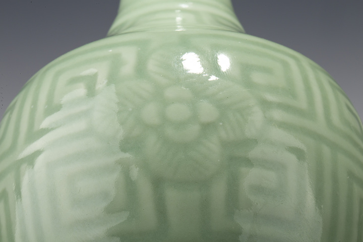 古玩陶瓷清晚·豆青釉暗刻回紋瓶拍賣,當前價格338元